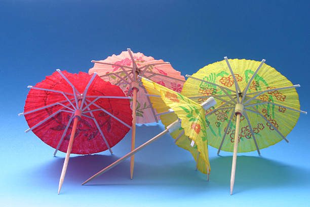 dopo la festa - drink umbrella umbrella cocktail parasol foto e immagini stock