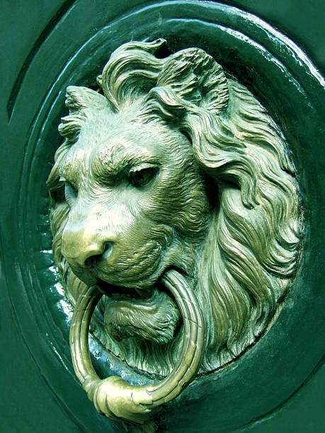 batente de lionhead - door knocker door lion luxury imagens e fotografias de stock