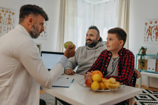 la manzana tiene muchas vitaminas que son buenas para ti - teen obesity fotografías e imágenes de stock