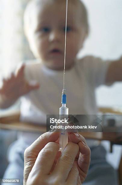 Photo libre de droit de La Vaccination Bébé banque d'images et plus d'images libres de droit de Bactérie - Bactérie, Bébé, Consultation médicale