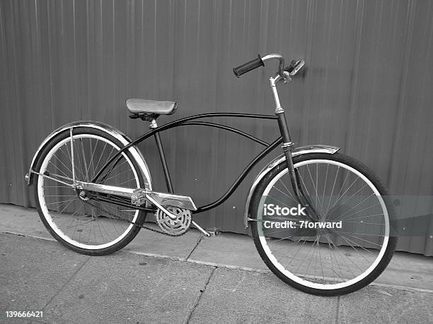 Dulce Paseo Foto de stock y más banco de imágenes de 50-59 años - 50-59 años, Bicicleta, Embarcación de pasajeros