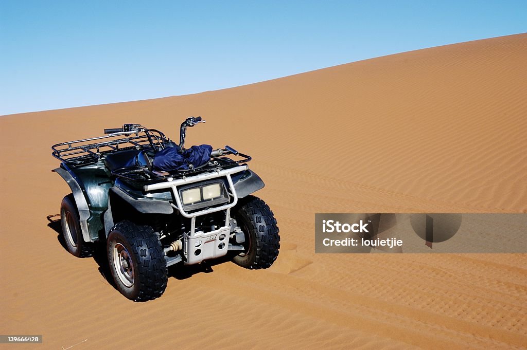 Pasear en cuatriciclo en Namibia, desierto de Namib - Foto de stock de Moto todo terreno libre de derechos