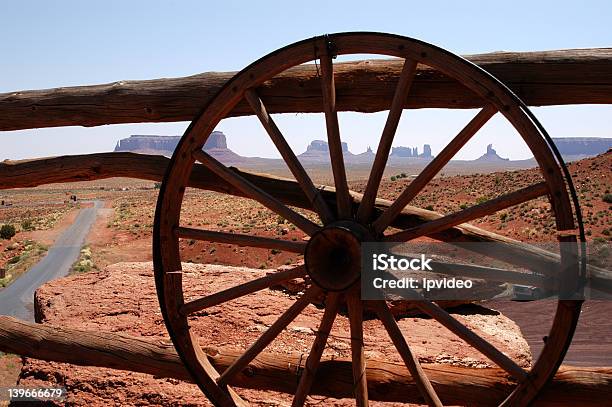Kutschenrad Im Monument Valley Stockfoto und mehr Bilder von Arizona - Arizona, Bühne, Bühneneingang