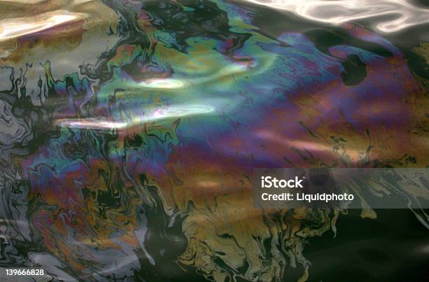 Vazamento De Óleo Arcoíris - Fotografias de stock e mais imagens de Abstrato - Abstrato, Acidente - Conceito, Acima