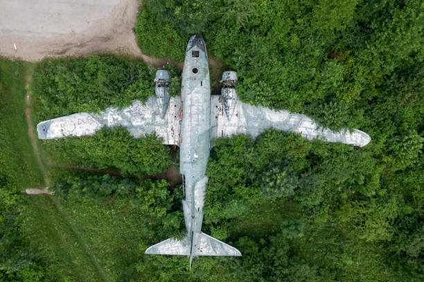 zeljava air base en croatie et abandonné douglas c-47 avion sur l’entrée de la base aérienne. c’est à la frontière entre la croatie et la bosnie-herzégovine - military air vehicle photos et images de collection