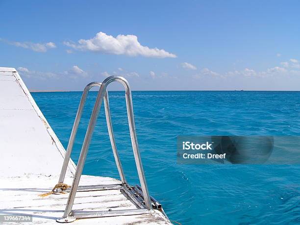 Photo libre de droit de Escalier Deau banque d'images et plus d'images libres de droit de Activité de loisirs - Activité de loisirs, Baie - Eau, Bateau de voyageurs