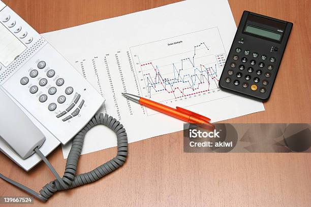 Телефон График Калькулятор — стоковые фотографии и другие картинки Бизнес - Бизнес, Биржевые сводки, Горизонтальный