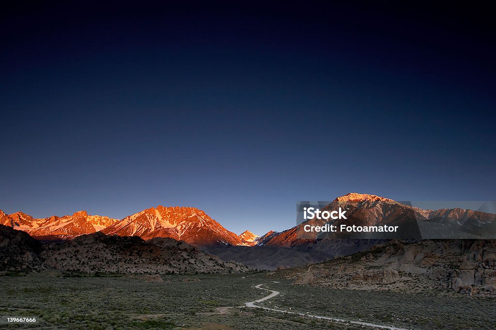 Raggiante montagne II - Foto stock royalty-free di Ambientazione esterna