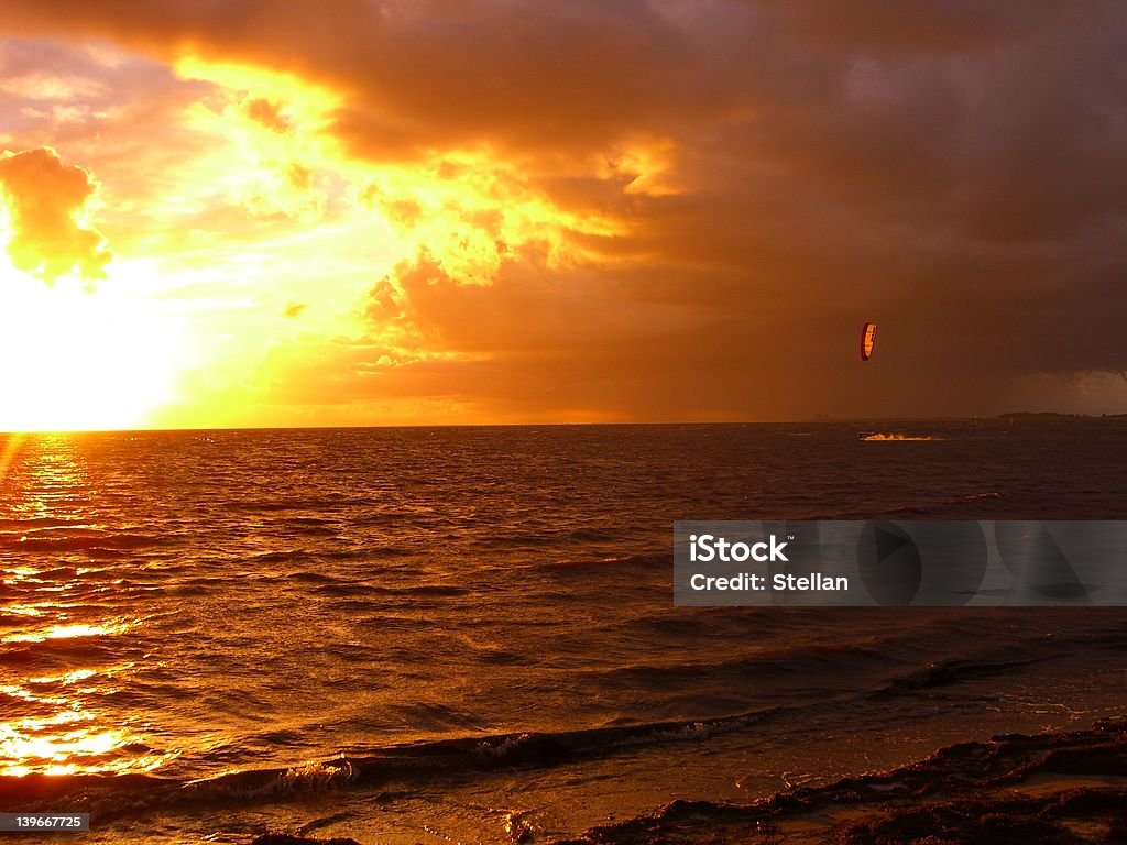 Kitesurfing ao pôr-do-sol - Foto de stock de Esporte royalty-free