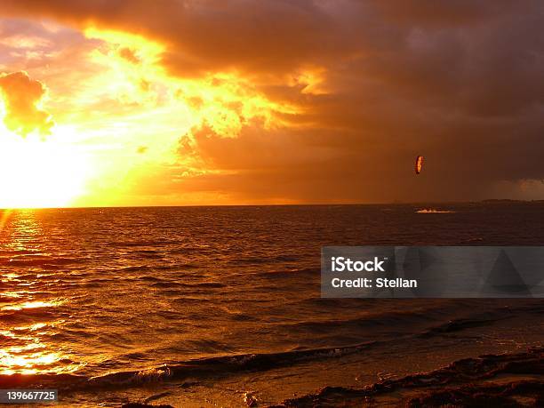 Foto de Kitesurfing Ao Pôrdosol e mais fotos de stock de Esporte - Esporte, Fotografia - Imagem, Horizontal