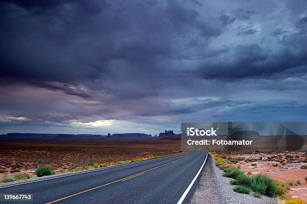 Lost Estrada - Fotografias de stock e mais imagens de Deserto - Deserto, Estrada, Noite