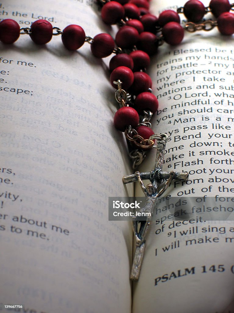 Rosary i Biblia - Zbiór zdjęć royalty-free (Biblia)