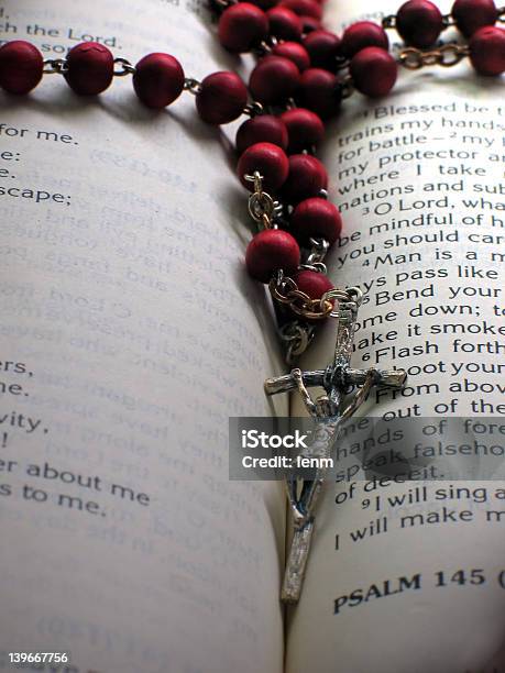 Rosary I Biblia - zdjęcia stockowe i więcej obrazów Biblia - Biblia, Duchowość, Fotografika