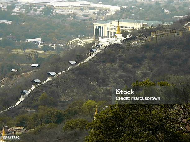 Foto de Colina De Mandalay Caminho e mais fotos de stock de Amarelo - Amarelo, Arqueologia, Arquitetura