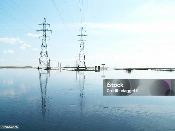 Wysokiego Napięcia Zasilania Na Rzekę - zdjęcia stockowe i więcej obrazów Bunt - Bunt, Elektryczność, Europa - Lokalizacja geograficzna