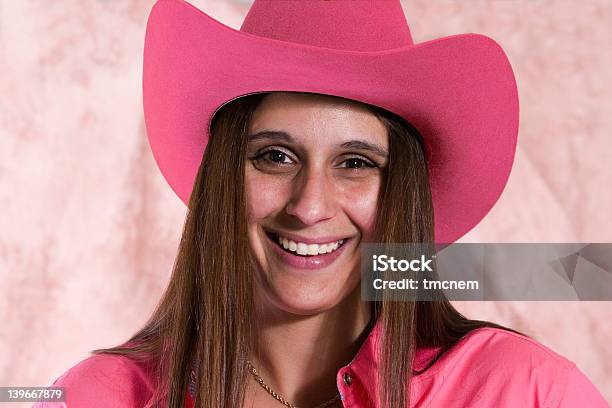 Vaqueira Retrato 2 - Fotografias de stock e mais imagens de Chapéu de Cowboy - Chapéu de Cowboy, Cor de rosa, Adulto