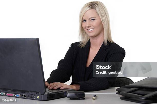 Atraente Mulher Escrevendo No Laptop - Fotografias de stock e mais imagens de Administrador - Administrador, Adulto, Arquivista