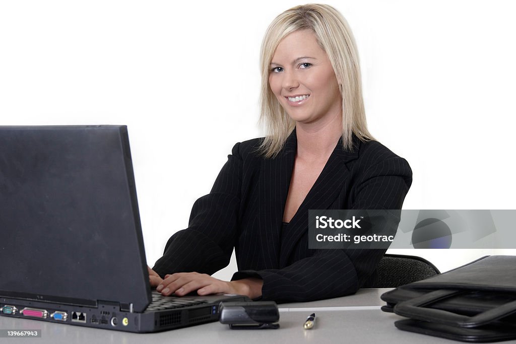 Привлекательная женщина, набрав на ноутбуке - Стоковые фото Администратор роялти-фри