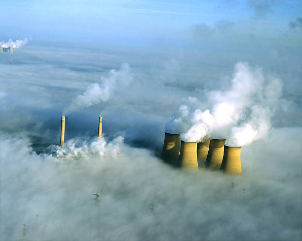 электростанция в туман, aerial. - глобальный warming стоковые фото и изображения