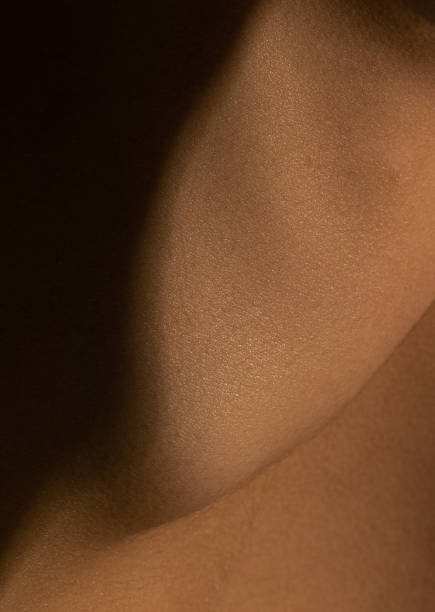 chiudi parte del corpo della donna. texture dettagliata della pelle umana. bellezza, arte, cura della pelle, cura del corpo, assistenza sanitaria, igiene e medicina concetto. - human skin female wrinkled women foto e immagini stock