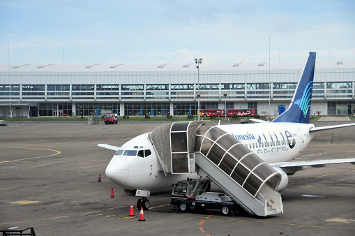 United Airlines Boeing 737 aircraft parked near hangar at Los Angeles International Airport in August 2020.