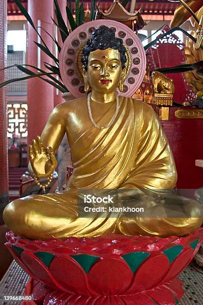 Statua Di Buddha Dorato - Fotografie stock e altre immagini di Asia - Asia, Brillante, Bronzo