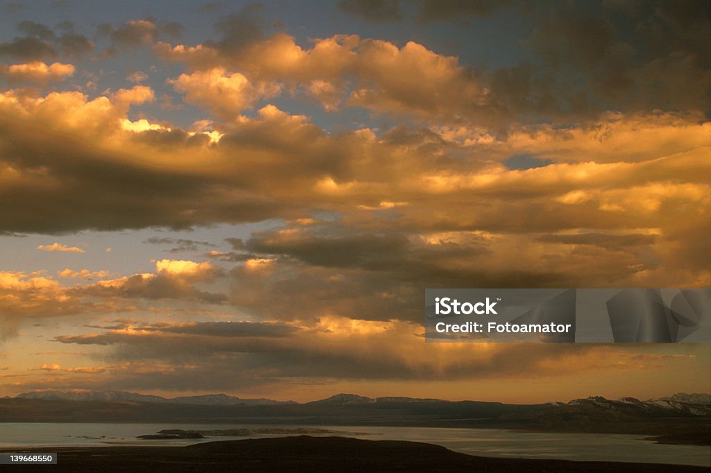 Tempestuosa pôr do sol sobre o lago - Royalty-free Anoitecer Foto de stock