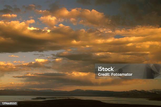 Tempestuosa Pôr Do Sol Sobre O Lago - Fotografias de stock e mais imagens de Anoitecer - Anoitecer, Ao Ar Livre, Atividade Recreativa
