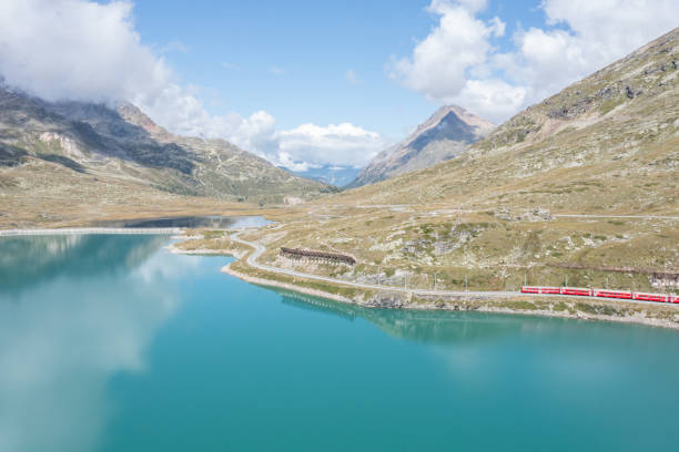 drohnenansicht des schweizer zuges am lago bianco am berninapass, graubünden, schweiz - white lake stock-fotos und bilder