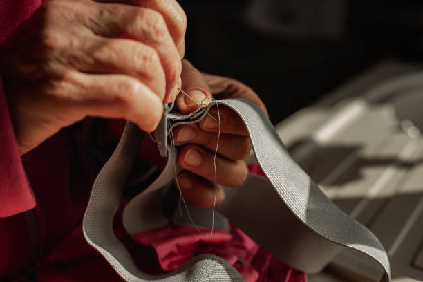手で縫う老アジア人女性。針と糸のワークショップレッスン。伝統的な刺繍のファインアート。 - thread tailor art sewing ストックフォトと画像
