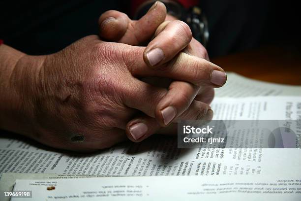 Mãos 1 - Fotografias de stock e mais imagens de Aprender - Aprender, Artigo para Olhos, Concentração populacional