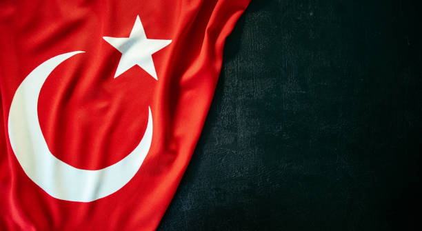bandera turca sobre fondo de piedra negra - bandera turca fotografías e imágenes de stock