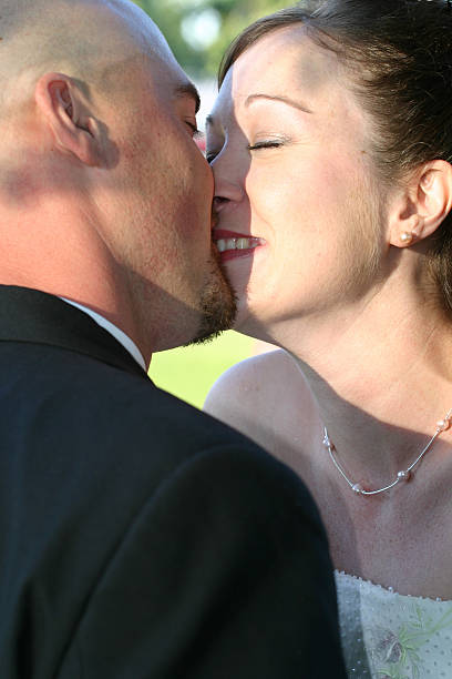 casamento beijo da noiva - stealing a kiss imagens e fotografias de stock