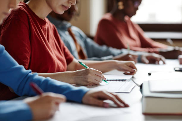 passer un test en gros plan à l’école - classroom photos et images de collection