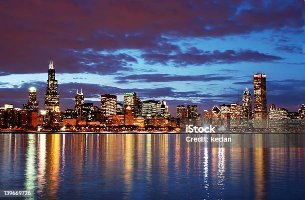 シカゴのダウンタウンの色 - シカゴ市のストックフォトや画像を多数ご用意 - シカゴ市, 夜, 都市の全景