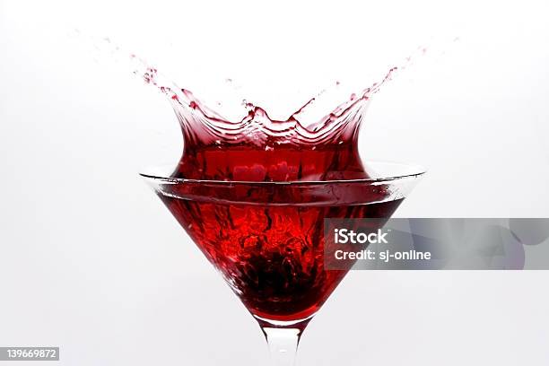 Chlapać Cosmopolitan - zdjęcia stockowe i więcej obrazów Alkohol - napój - Alkohol - napój, Bardzo zwolnione tempo, Białe tło