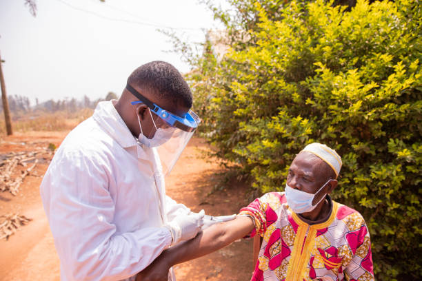 uomo africano anziano vaccinato all'aperto durante l'era della pandemia di covid-19 - ebola foto e immagini stock