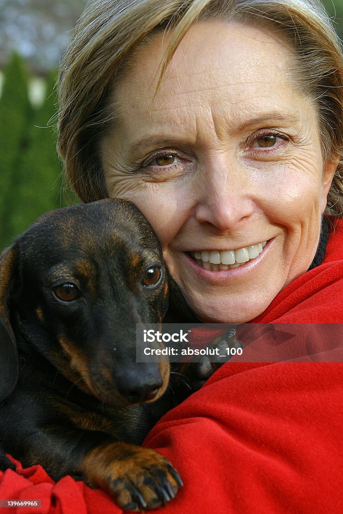 Mulher segurando um cão - Royalty-free 50 Anos Foto de stock