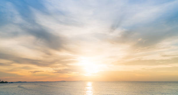 夕暮れ時、海の上空 - 水平線 ストックフォトと画像