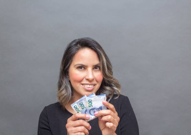 mujer de mediana edad con billetes de 500 pesos mexicanos. concepto de economía - mexican currency fotografías e imágenes de stock