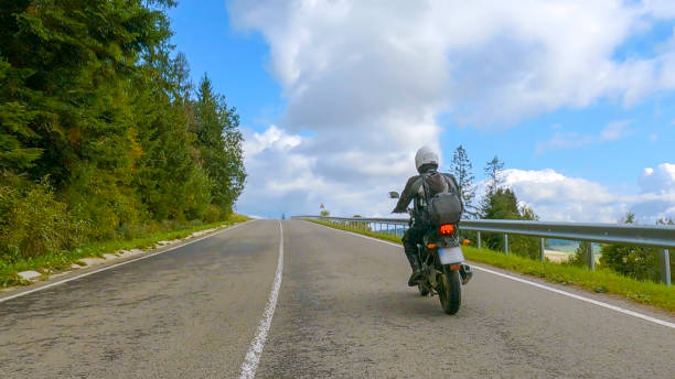 perspektywa pierwszej osoby na motocykl po górskiej drodze - bikers point of view zdjęcia i obrazy z banku zdjęć