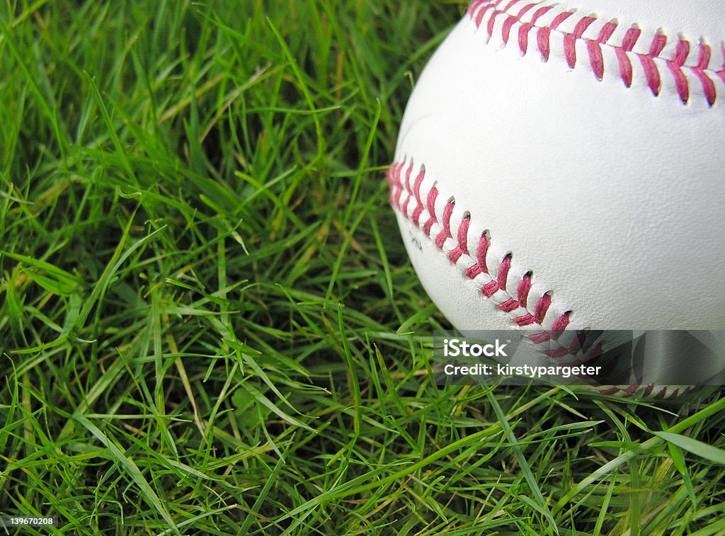 Beisebol na grama - Foto de stock de Alto contraste royalty-free
