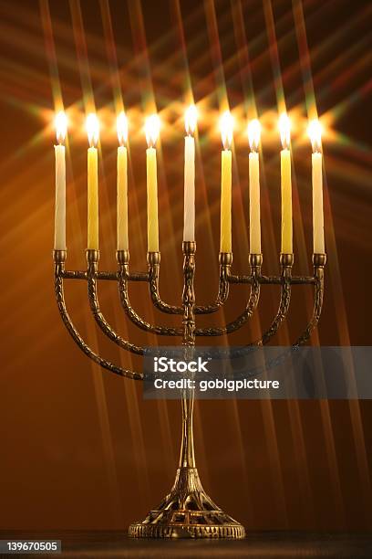 Hanukkah Menorah Con Stelle Filtro - Fotografie stock e altre immagini di Hanukkah - Hanukkah, Attrezzatura per illuminazione, Bianco