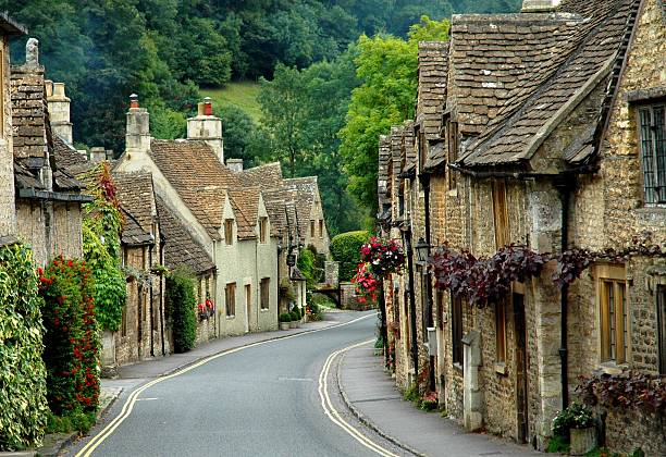 castelo combe - castle combe imagens e fotografias de stock