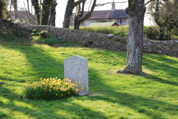 глухие надгробия - old cross shape stone weathered стоковые фото и изображения