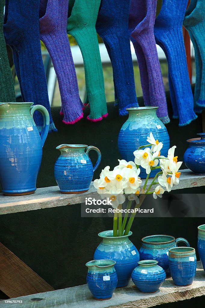 Blue cerâmica com narcisos - Foto de stock de Cena Rural royalty-free