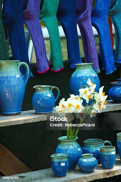 Foto de Blue Cerâmica Com Narcisos e mais fotos de stock de Cena Rural - Cena Rural, Negócios, Cidade Pequena Americana