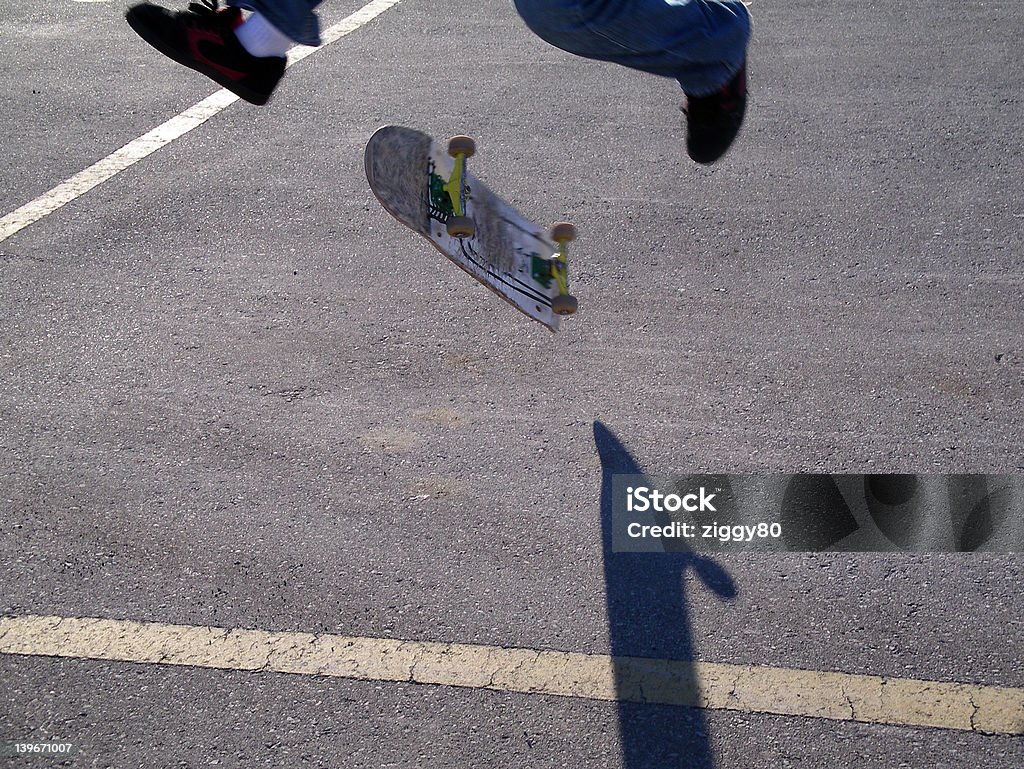 Trucco di Skateboard con ombra - Foto stock royalty-free di Abbigliamento casual