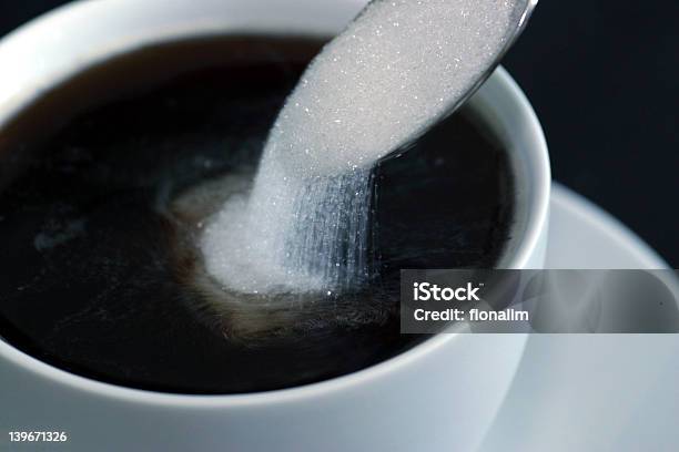 Schwarzer Kaffee Mit Zucker Stockfoto und mehr Bilder von Kaffee - Getränk - Kaffee - Getränk, Zucker, Eingießen
