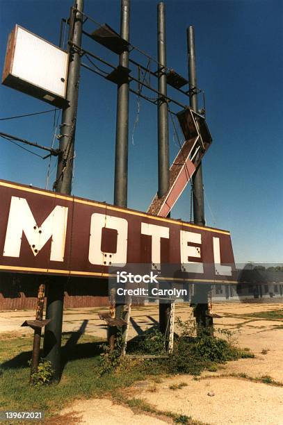 Ruinoso Señal De Motel En La Route 66 Foto de stock y más banco de imágenes de Abandonado - Abandonado, Borde de la carretera, Deteriorado - Viejo
